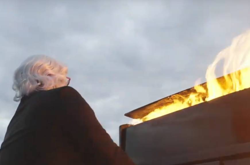 В Сети обсуждают видеоролик с играющим на горящем пианино незрячим музыкантом