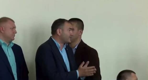 Выгнанный с совещания чиновник назвал Зеленского "дебилом" и собрался в суд