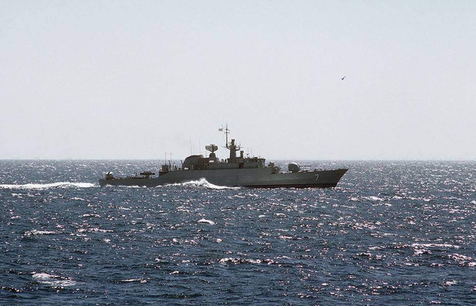 Пять иранских катеров пытались задержать британский танкер