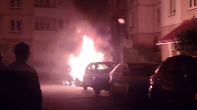 Видео: ночью на Прибрежной улице неизвестные подожгли Mitsubishi Outlander