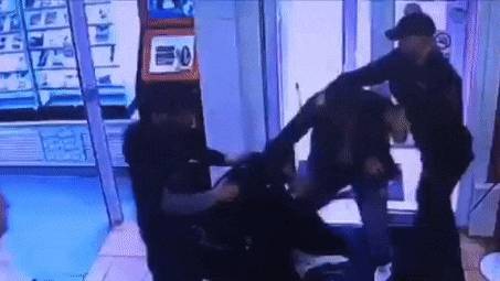 Четверо мужчин избили полицейских в московском ТЦ — видео .