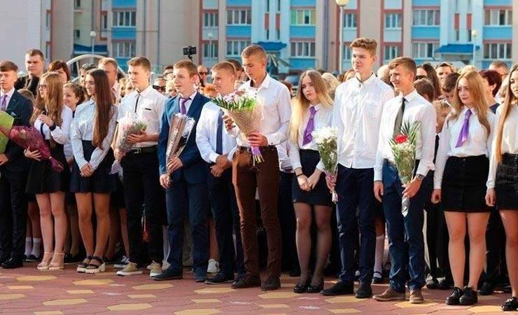 «Белорусский язык сдает половина выпускников». Как Лельчицкая русскоязычная гимназия обошла на ЦТ столичные школы