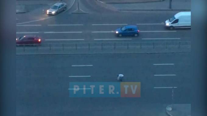Видео: на Типанова неадекватный мужчина тормозил автомобили