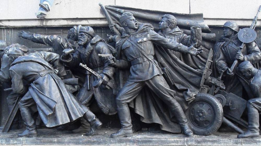 В Болгарии резко осудили идею поместить памятник Советской армии в саркофаг