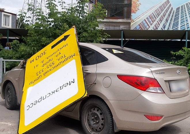 В Рязани на припаркованный автомобиль упал рекламный знак