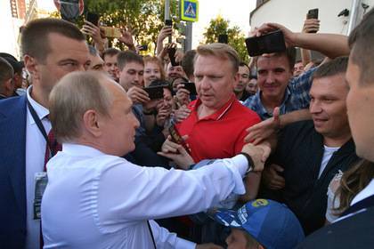 Кремль объяснил выход Путина к людям в Екатеринбурге