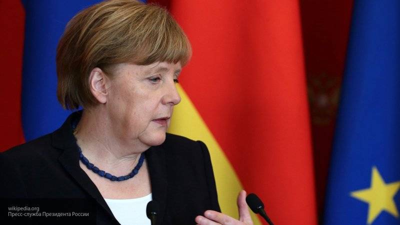 Меркель и&nbsp;Фредериксен на стульях прослушали гимны из-за недавних приступов канцлера