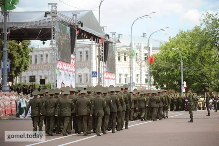 Зеленский отменил военный парад. Пора ли и в Беларуси менять концепцию таких праздников — видеоопрос «СН»