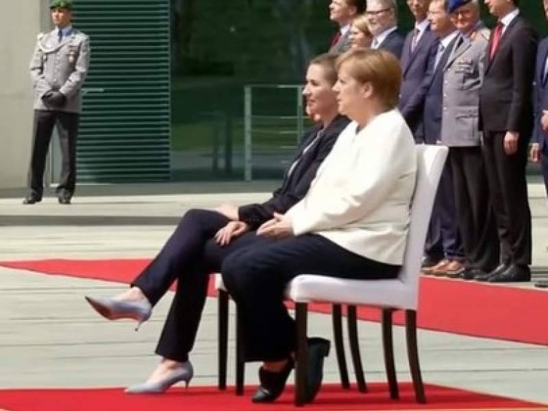 Меркель, пережившая приступы дрожи, провела встречу на стуле