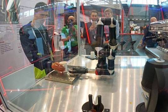 Робот-бариста стал звездой выставки «Иннопром»