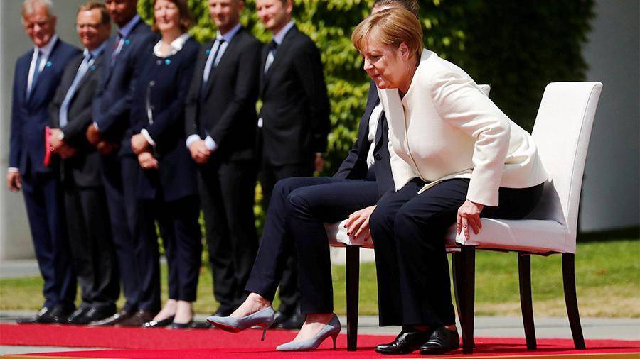 После приступов дрожи Меркель прослушала государственный гимн сидя