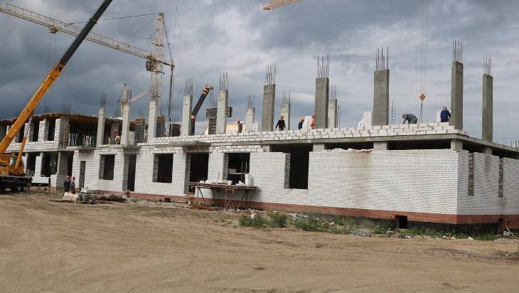 В Брянске в строящейся школе начали возводить второй этаж