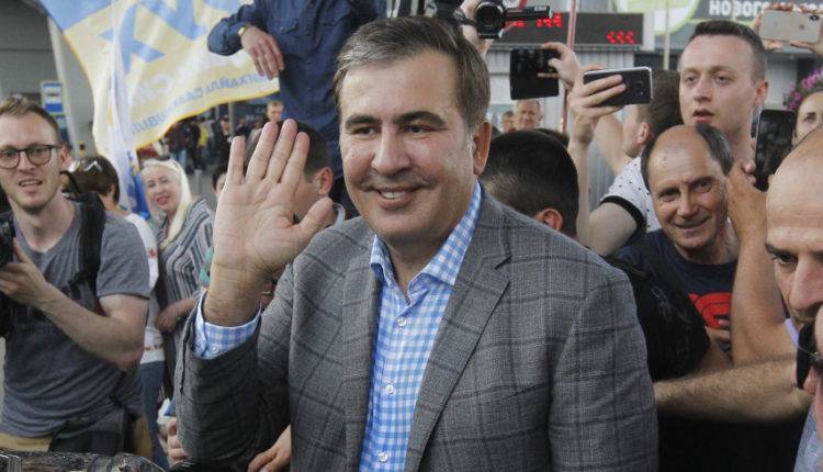 Саакашвили подрался и сломал руку пенсионерке