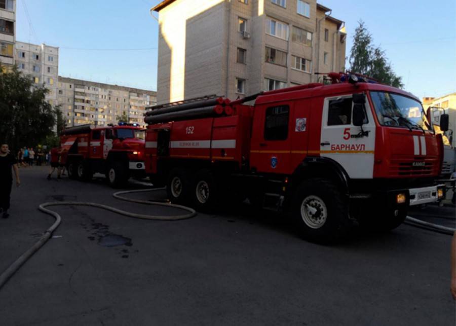 В Барнауле загорелась кровля жилого дома