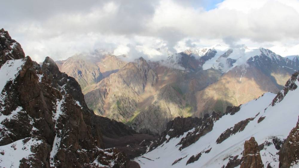Альпинист из Украины сорвался со скалы в горах Алматы
