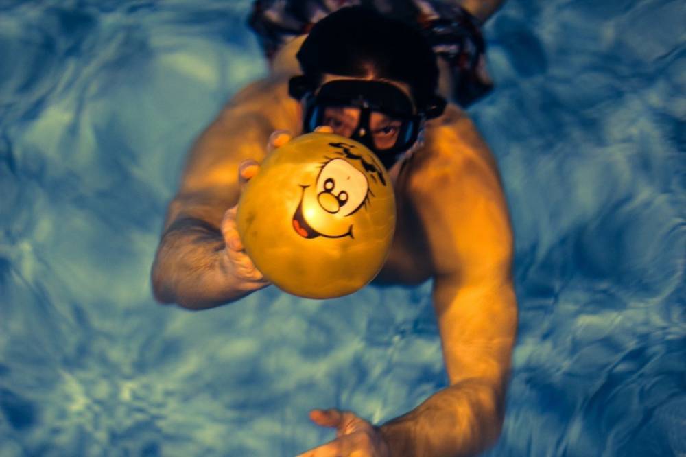 Чемпион мира по плаванию спас упавшего с единорога гея-молодожена