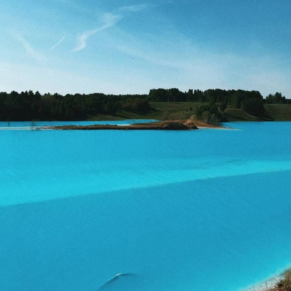 Новосибирские Мальдивы: Сеть заполонили снимки, сделанные на озере с ярко-голубой водой