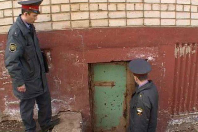 В Петербурге убежавшего из дома подростка нашли спящим в подвале