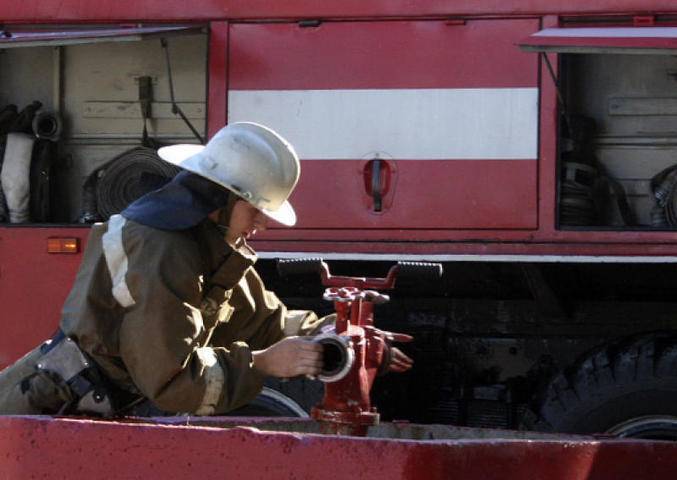 Сотрудники МЧС потушили факел на территории горящей ТЭЦ в Мытищах
