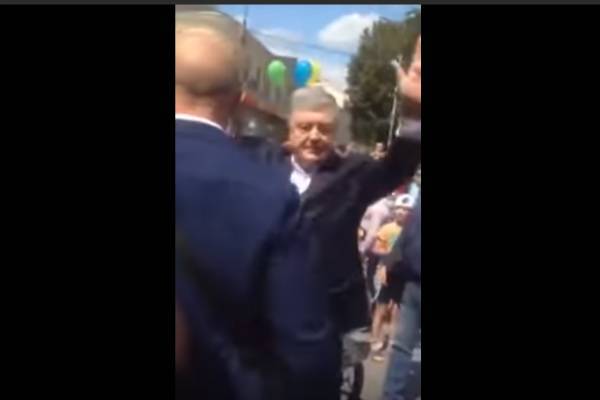 «Всех обокрал!»: Порошенко выгнали с предвыборного митинга в Закарпатье