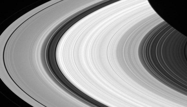 Кольца Сатурна станет видно с Земли