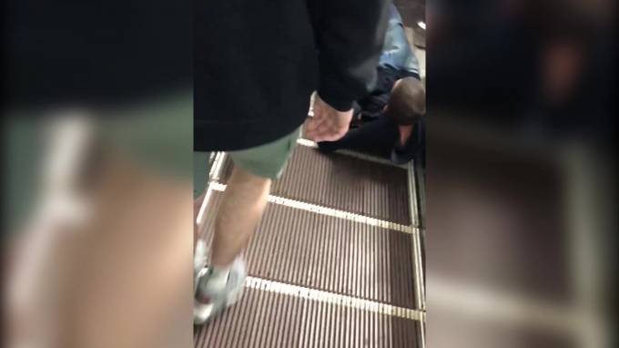 Видео: на станции "Василеостровская" пассажира зажало эскалатором