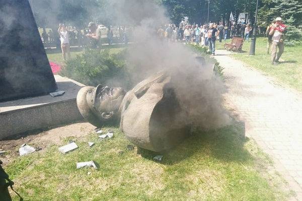В Харькове восстановили памятник Жукову, разрушенный националистами