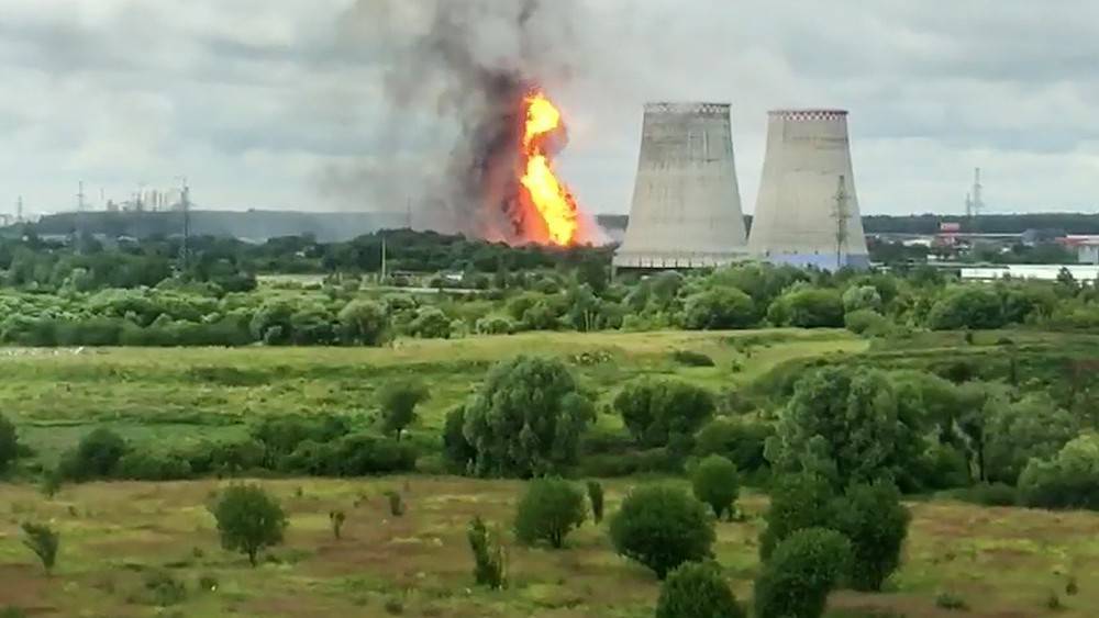 Пламя высотой в 50 метров: видео страшного пожара на ТЭЦ в Мытищах