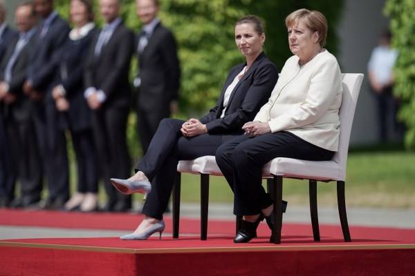 Меркель после третьего приступа тремора заверила, что следит за здоровьем