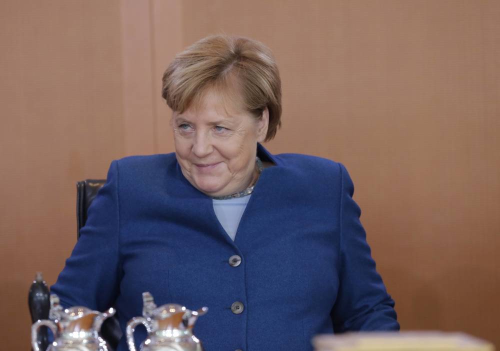 Эксперт раскрыла фразу, которую Меркель шептала во время приступа дрожи