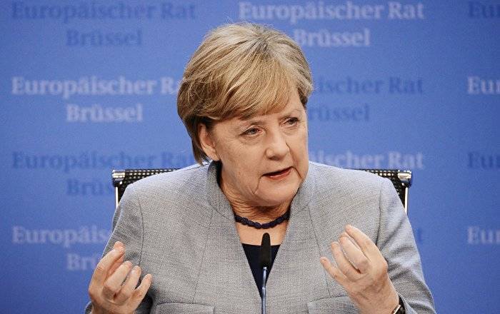 Меркель выслушала исполняющий гимны оркестр, сидя на белом стуле - видео