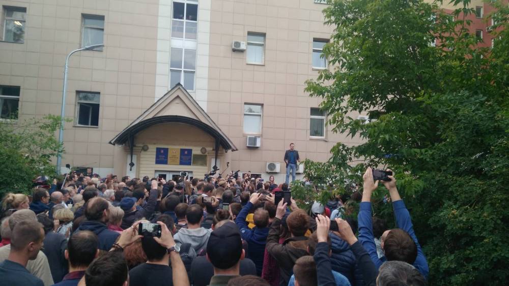 Около 300 человек пришли поддержать Илью Яшина к зданию районной управы