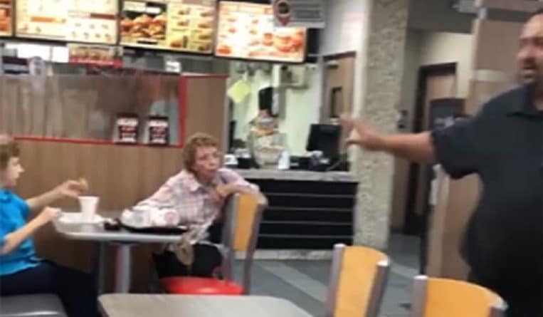 В вирусном видео две клиентки сказали менеджеру Burger King, который говорил по-испански, возвращаться в Мексику