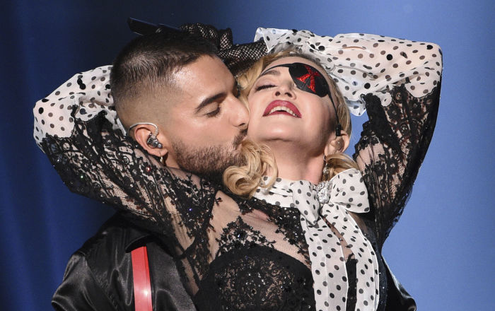 "Хороша бабуля": сеть в шоке от танца Мадонны на руках — видео "вирусит" сеть