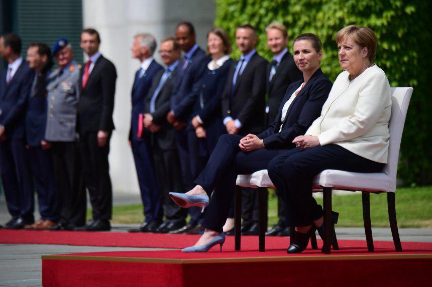 Меркель позволили слушать гимн сидя: канцлера берегут от новых приступов дрожи
