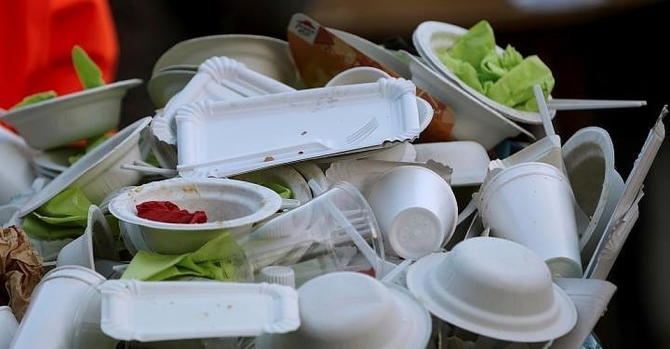 В Беларуси хотят запретить одноразовую пластиковую посуду в общепите