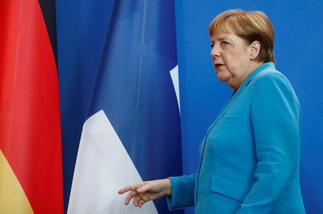 СМИ рассказали, что Меркель шептала во время очередного приступа