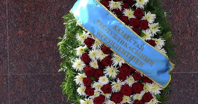 Премьер – министр Казахстана возложил венок к памятнику Исмоилу Сомони в Душанбе
