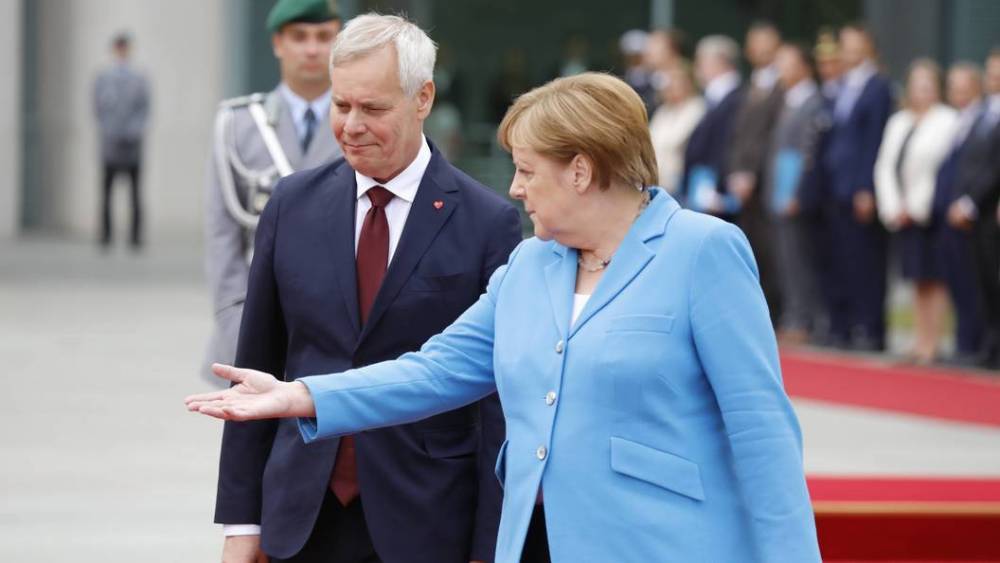 "Ты там держись, а то опять на нас "новичок" повесят": В России подбодрили трясущуюся Меркель