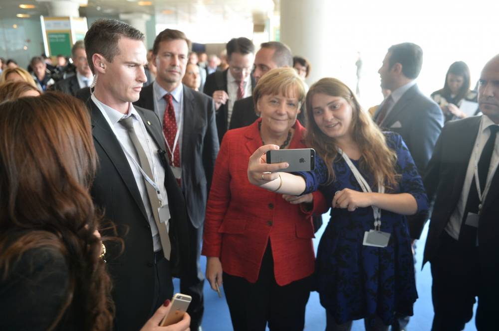 «Это пройдет само»: Меркель призвала не бояться, когда она дрожит
