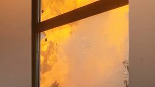 Лайф публикует видео первых секунд пожара на ТЭЦ в Мытищах.