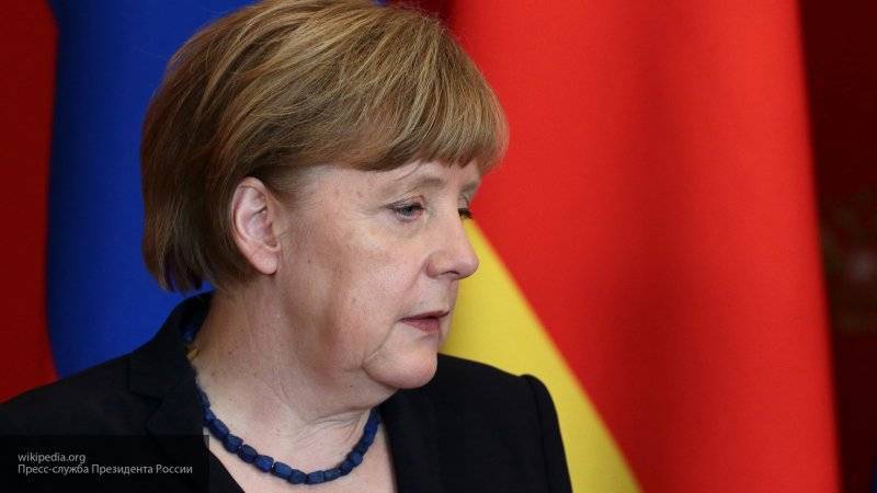 Эксперт по чтению по губам сообщила, что Меркель шептала при очередном приступе дрожи