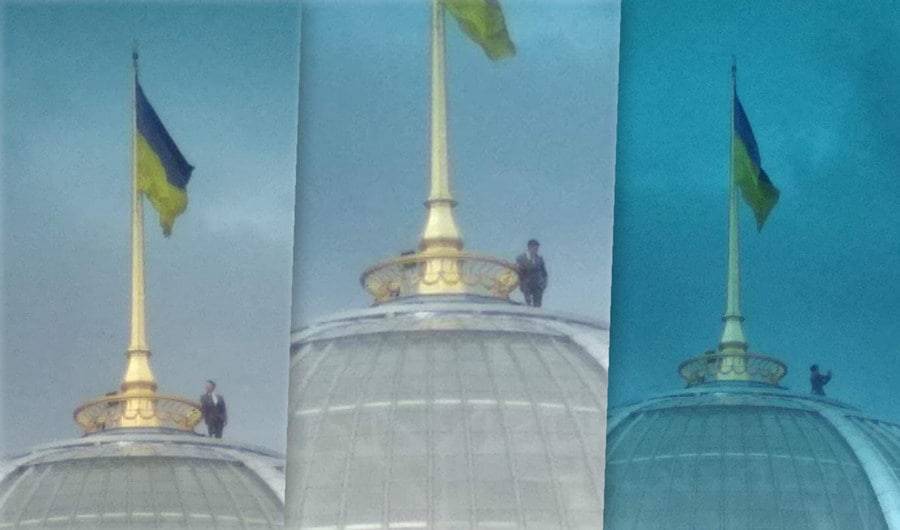 Пользователи гадают, зачем Зеленский залез на купол Рады (фото)