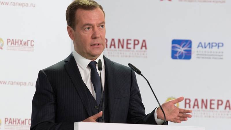 Медведев заявил о снижении НДС в два раза на плодово-ягодную продукцию