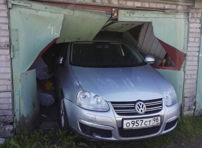 В Петербурге автоледи продырявила машиной чужой гараж | РИА «7 новостей»