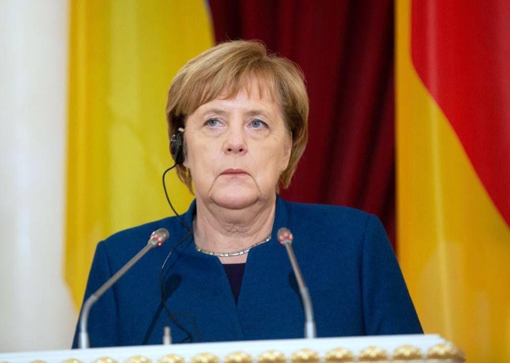 Меркель не смогла встать во время гимна на официальной встрече