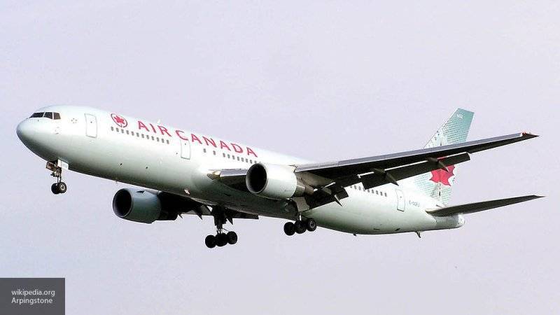 35 человек пострадали в результате экстренной посадки самолета в Канаде