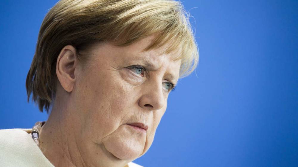 Повторяла одну фразу: Что шептала Ангела Меркель во время третьего приступа