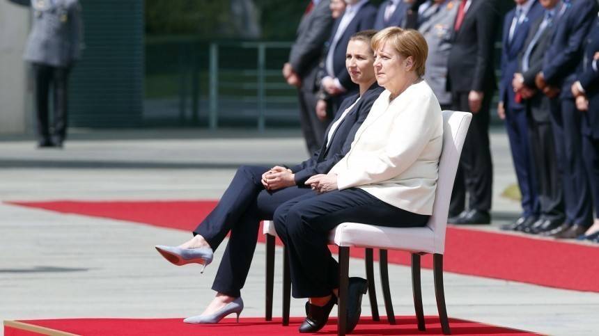 Из-за дрожи Меркель слушала гимн сидя — видео