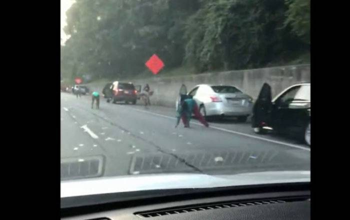 Вихрь из долларов - видео неожиданного обогащения водителей на трассе взорвало сеть